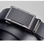 Eleganter Ledergürtel mit automatischer Metallschnalle