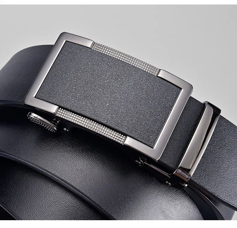 Eleganter Ledergürtel mit automatischer Metallschnalle