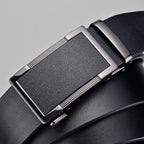 Eleganter Ledergürtel mit automatischer Metallschnalle