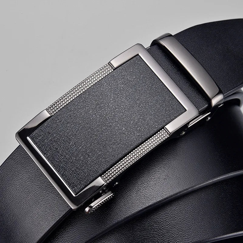 Eleganter Ledergürtel mit automatischer Metallschnalle